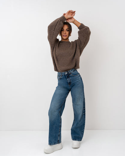 Brązowy sweter oversize z miękkiej dzianiny