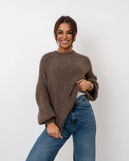 Brązowy sweter oversize z miękkiej dzianiny