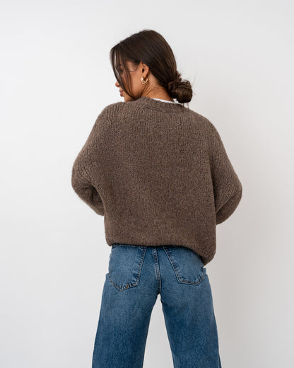 Brązowy sweter oversize z miękkiej dzianiny
