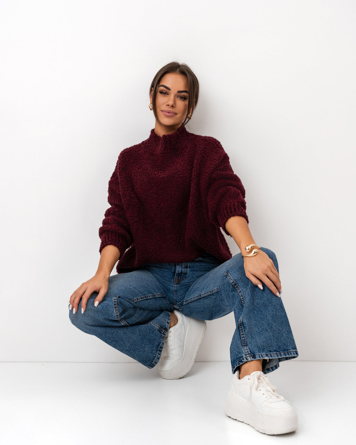 Burgundowy sweter oversize z miękkiej dzianiny