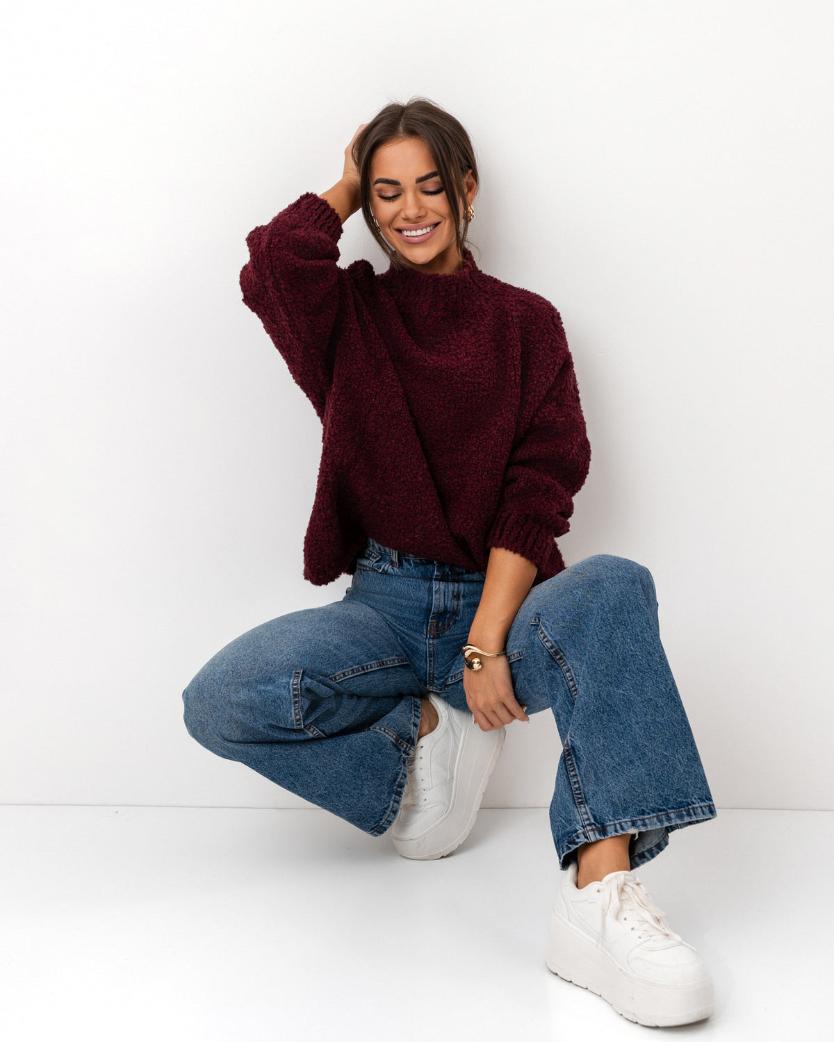 Burgundowy sweter oversize z miękkiej dzianiny