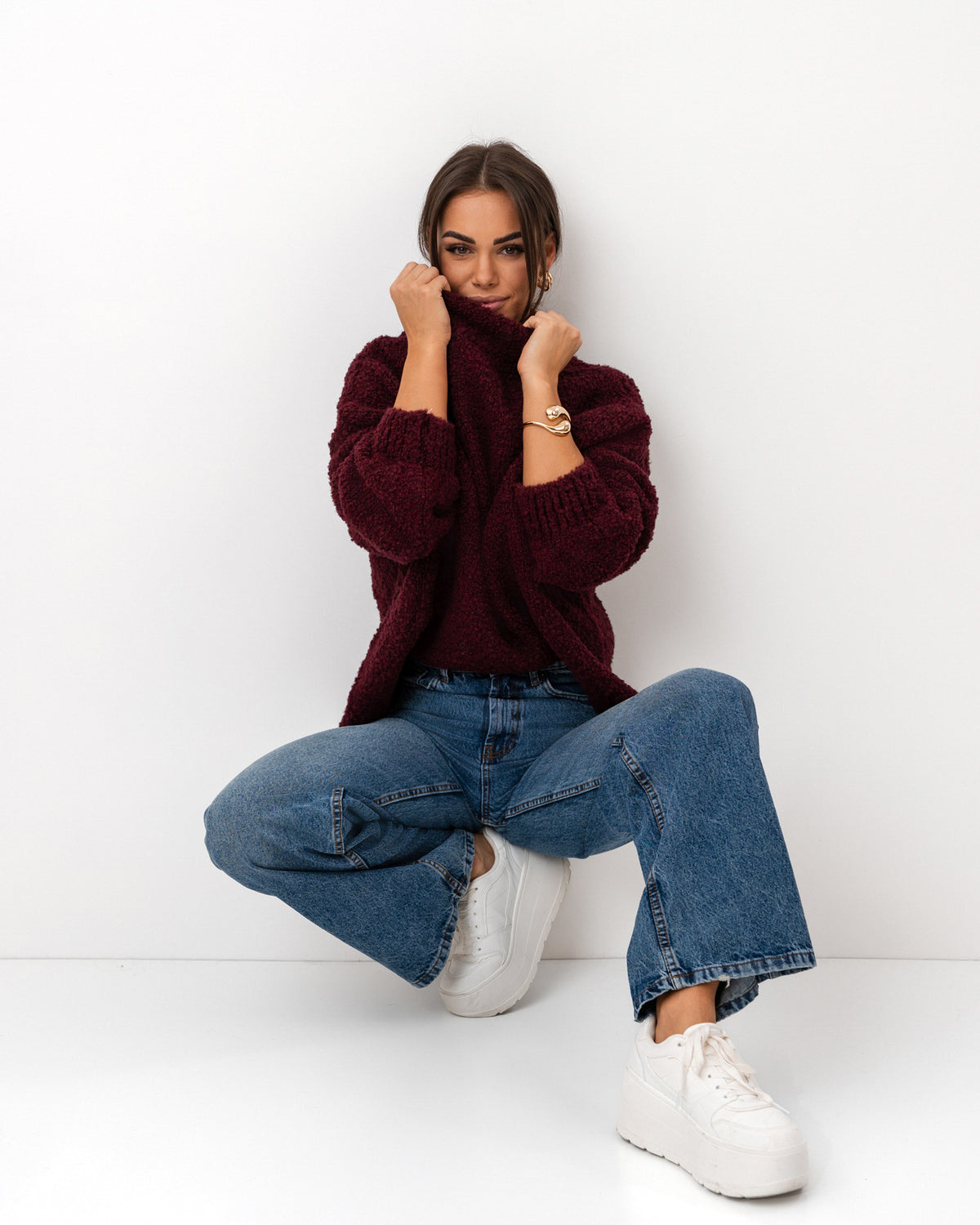Burgundowy sweter oversize z miękkiej dzianiny