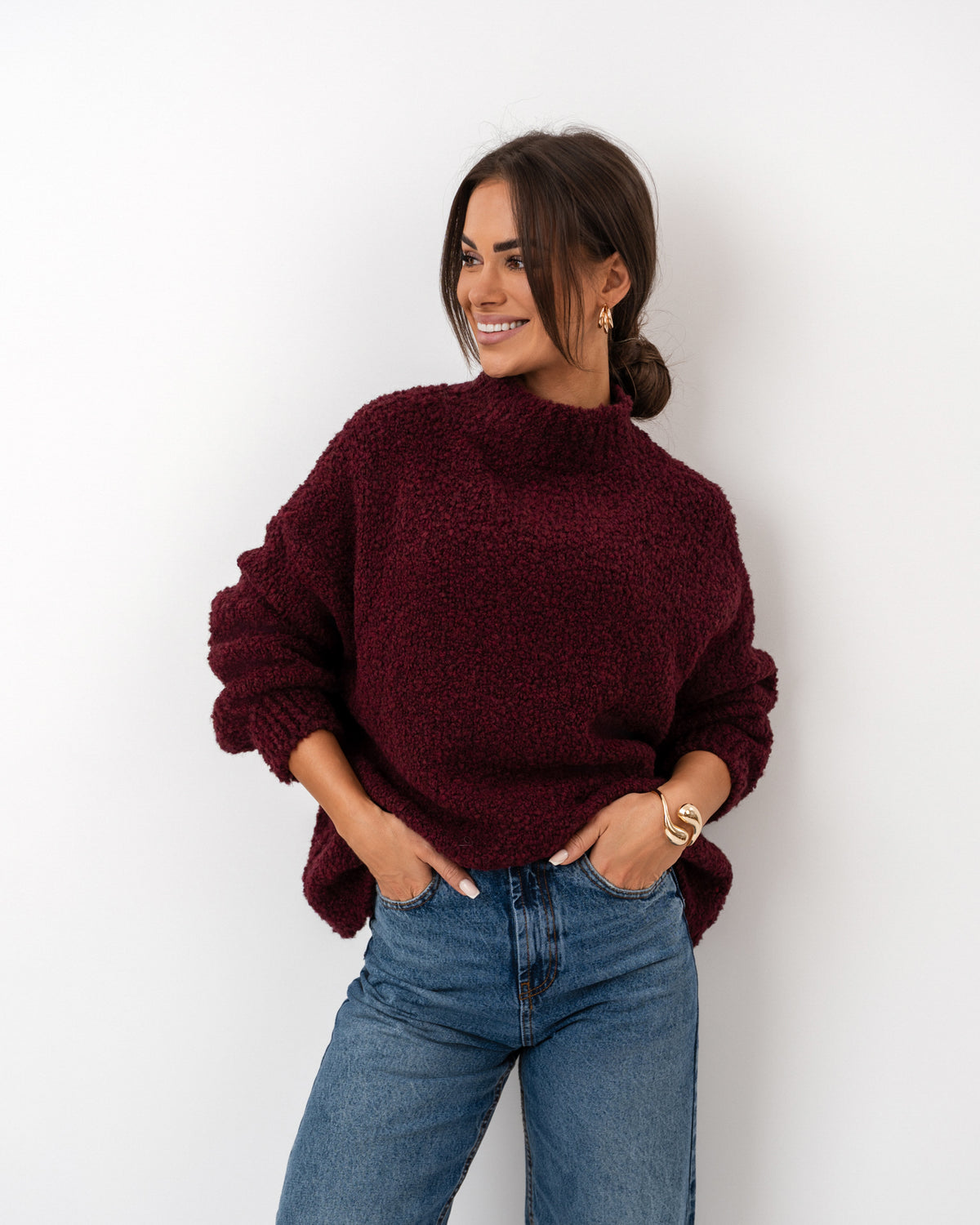 Burgundowy sweter oversize z miękkiej dzianiny