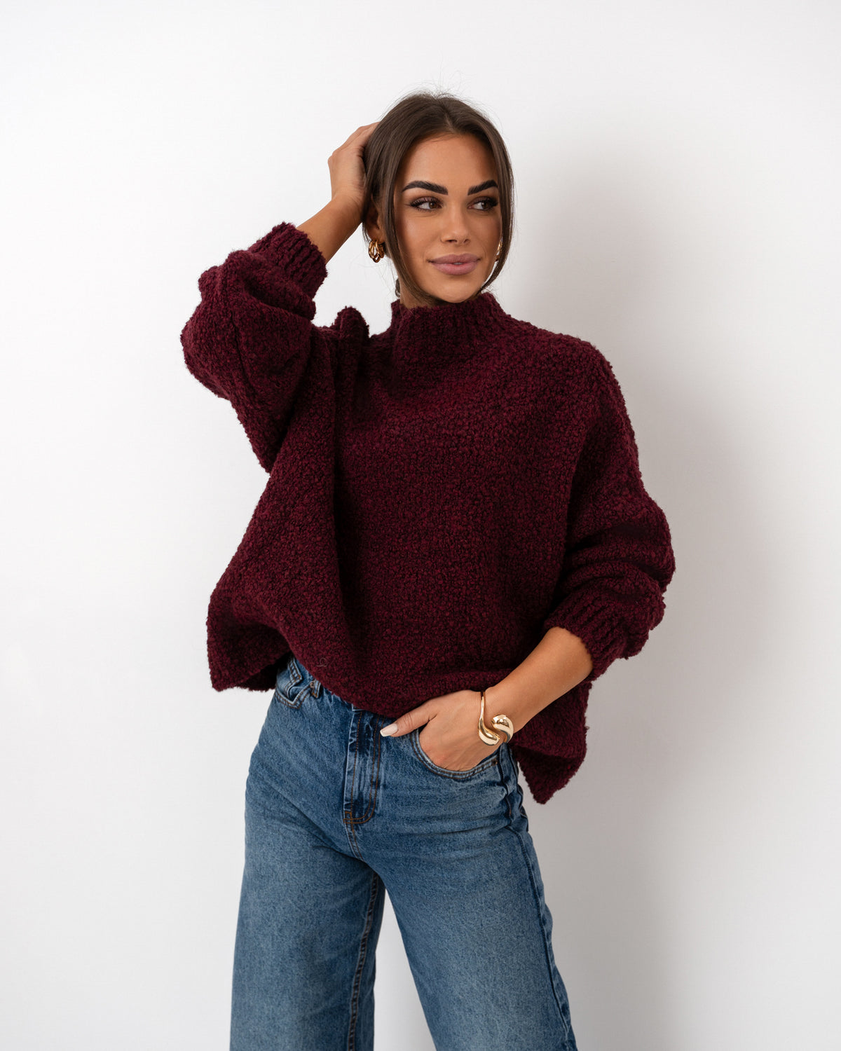 Burgundowy sweter oversize z miękkiej dzianiny
