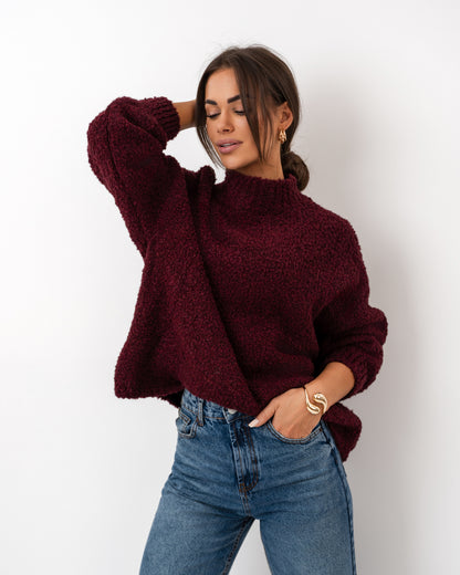 Burgundowy sweter oversize z miękkiej dzianiny