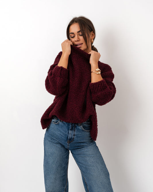 Burgundowy sweter oversize z miękkiej dzianiny