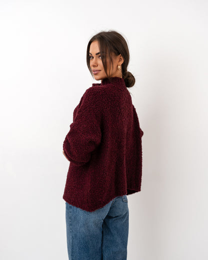Burgundowy sweter oversize z miękkiej dzianiny