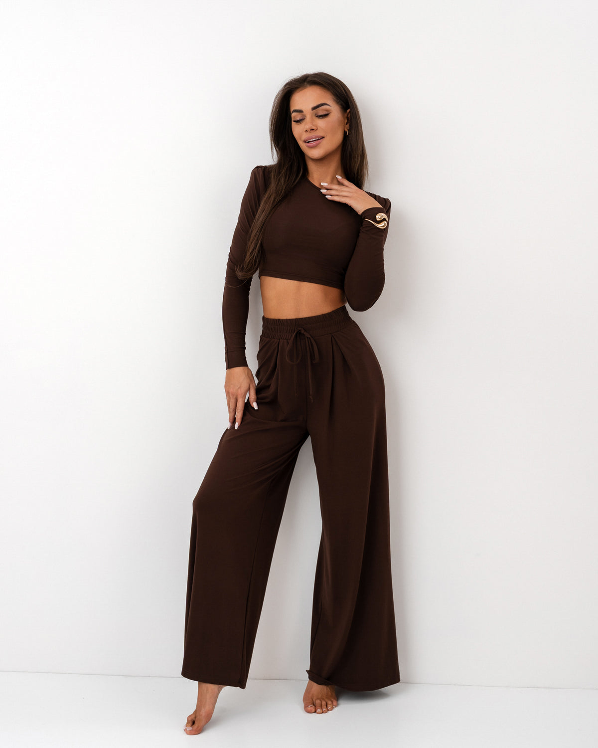 Czekoladowy komplet z dzianiny – crop top i szerokie spodnie