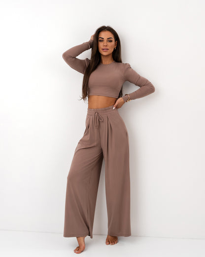 Beżowy komplet z dzianiny – crop top i szerokie spodnie