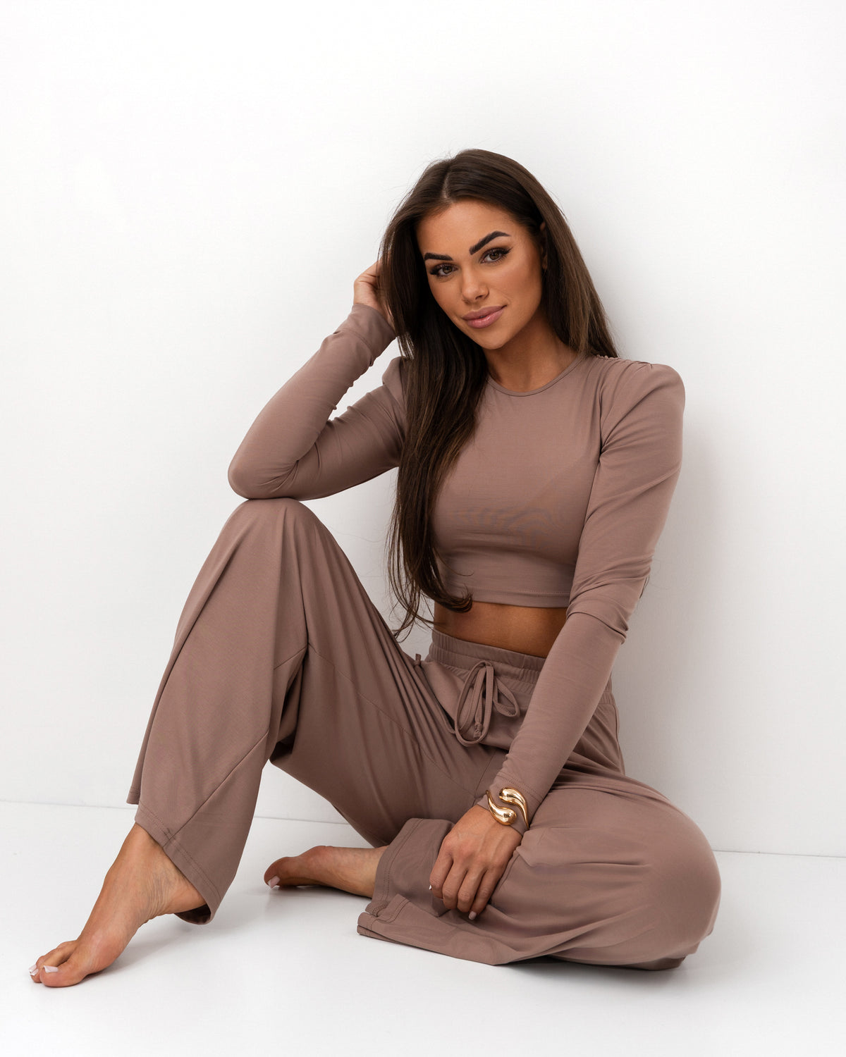 Beżowy komplet z dzianiny – crop top i szerokie spodnie