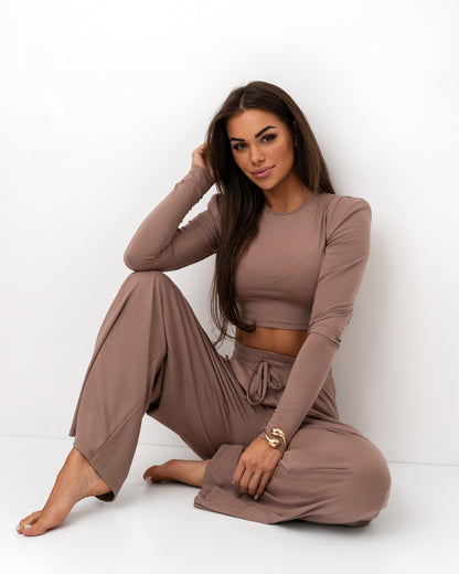Beżowy komplet z dzianiny – crop top i szerokie spodnie