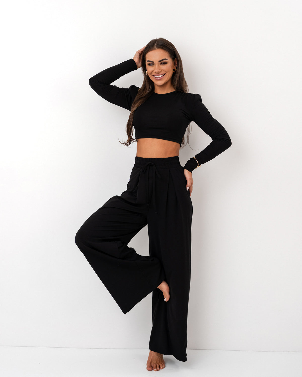 Czarny komplet z dzianiny – crop top i szerokie spodnie