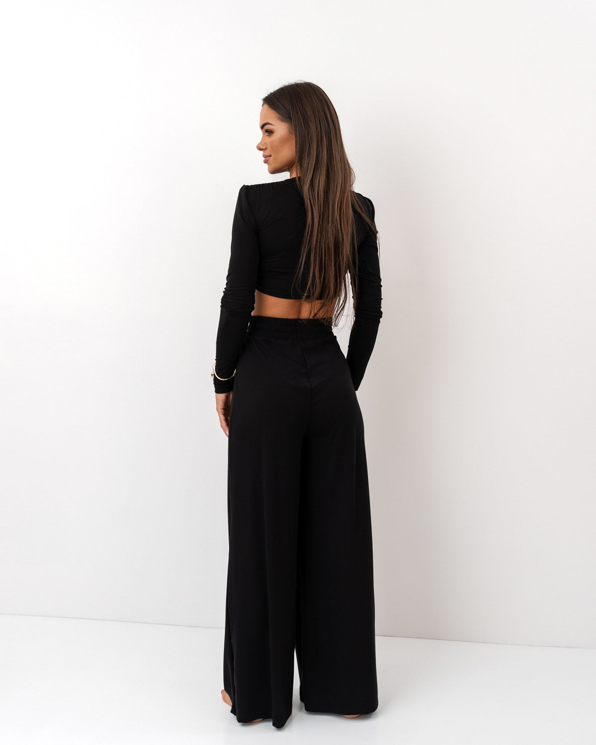 Czarny komplet z dzianiny – crop top i szerokie spodnie