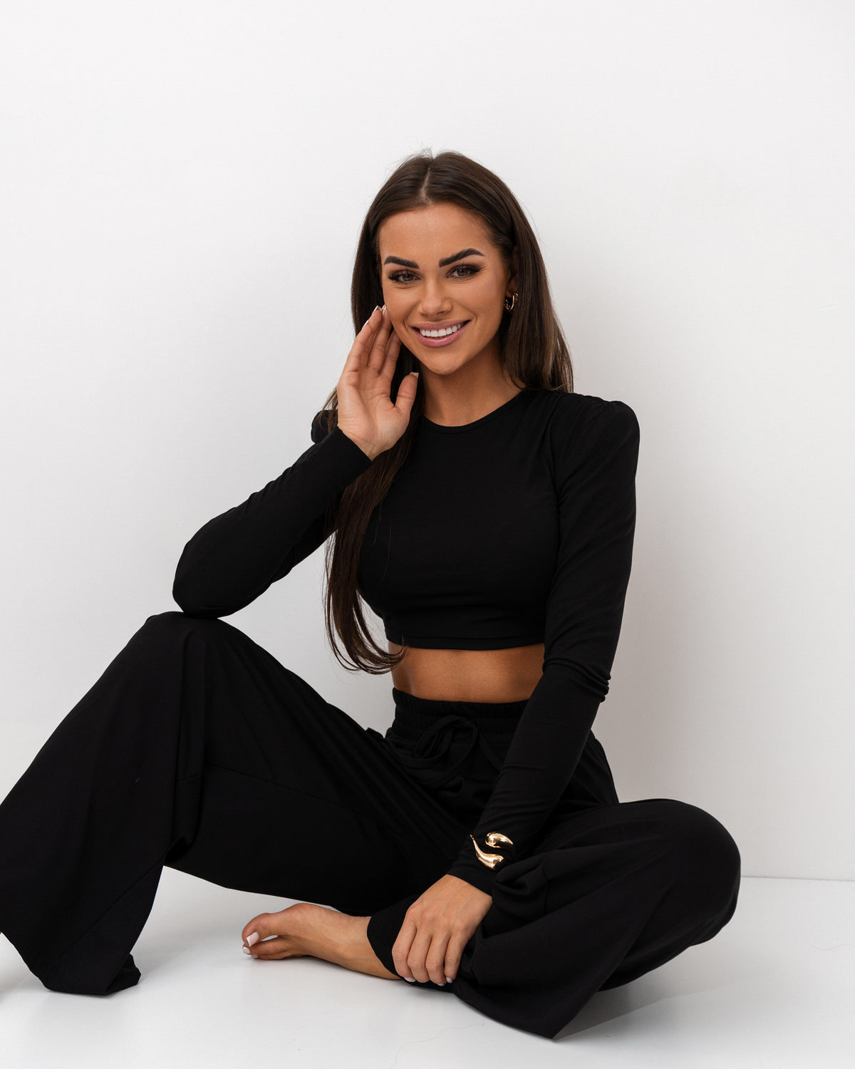 Czarny komplet z dzianiny – crop top i szerokie spodnie